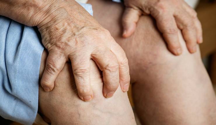 هل العلاج الطبيعي مفيد لخشونة الركبة؟